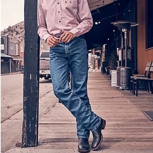 Wrangler George Strait Cowboy Cut Jeans in Heavyweight Stone